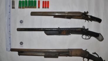 Las armas utilizadas durante el tiroteo, en poder de la policía.