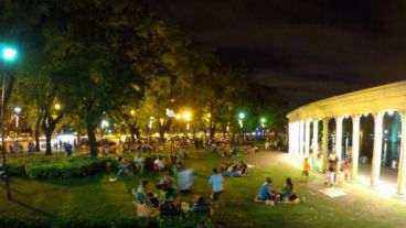 Paseo (y picnic) nocturno en el Parque Independencia. Junto al tradicional laguito, por ejemplo, o en alguno de los otros espacios del predio rosarino.