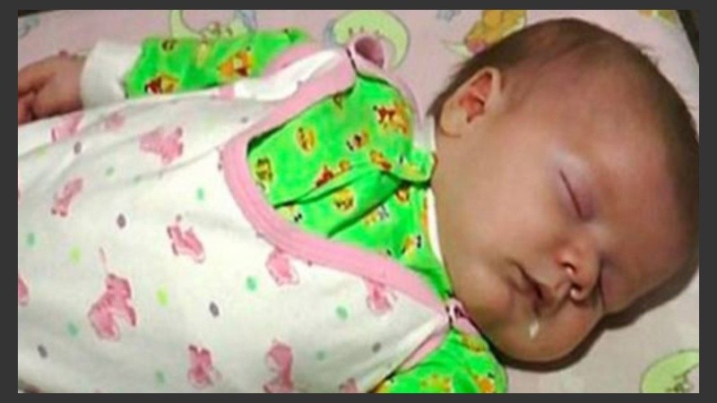 El bebé sobrevivió gracias al calor que le brindó el animal.