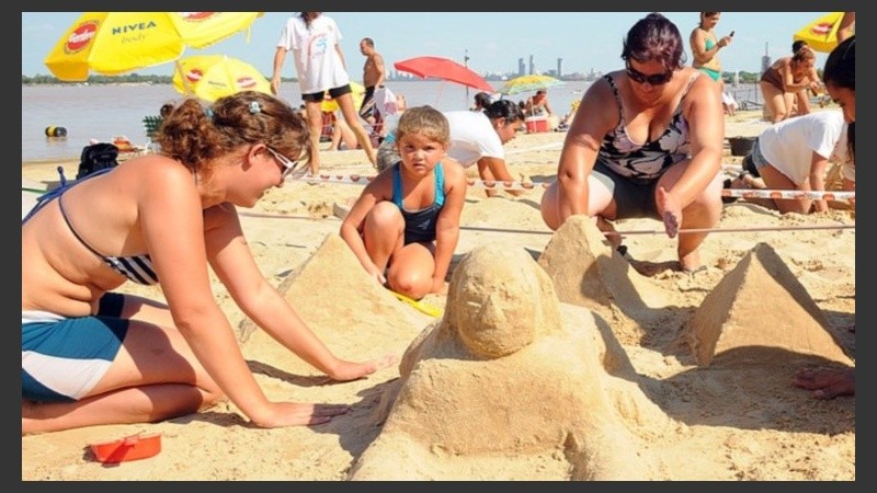 Las esculturas en la arena son ya una tradición en los veranos rosarinos.
