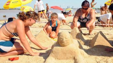 Las esculturas en la arena son ya una tradición en los veranos rosarinos.