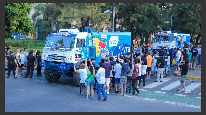 Un grupo de personas en bulevar Oroño y 27 de Febrero saludando a los pilotos.