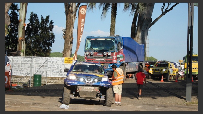 Tras una breve detención en la largada, los vehículos salen hacia la autopista Buenos Aires.