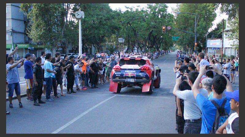 Mucha gente desde temprano en las calles rosarinas.