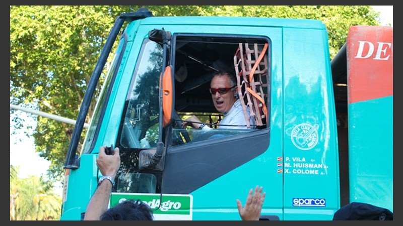 El piloto español Pep Vila interactuando con la gente en su salida.