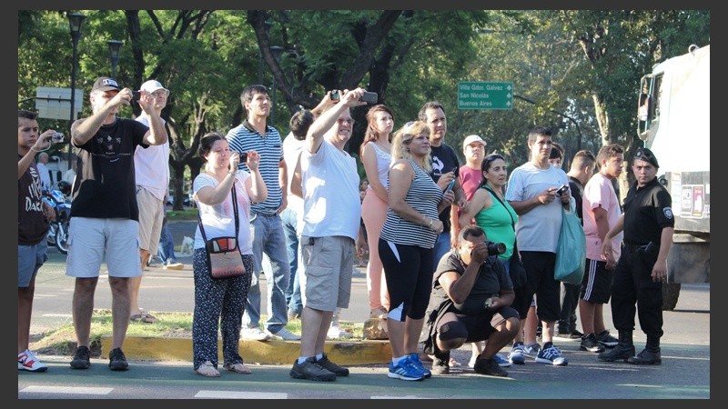 La gente esta mañana sobre bulevard Oroño viendo pasar a los vehículos.