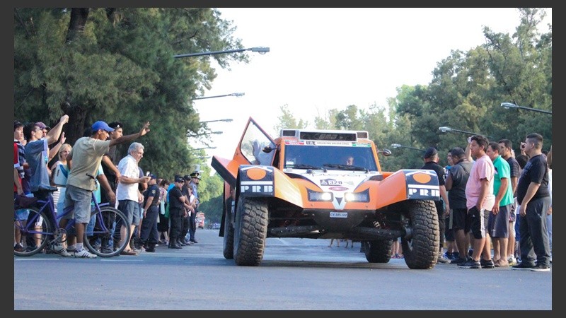Los fanáticos disfrutando de los atractivos autos.
