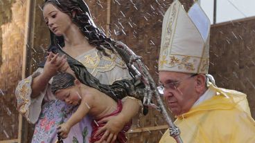 Bajo la lluvia Francisco celebró la santa misa ante una multitud.