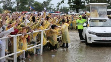 El Papa recorre el parque y saluda a los fieles bajo una intensa lluvia.