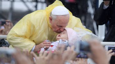 Francisco y un gesto de amor con un beso a un bebé.