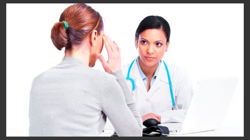 Si una mujer deja de menstruar, antes de los 40-45 años, debe recibir asesoramiento sobre cómo prevenir el mayor riesgo óseo y cardíaco. 