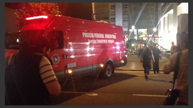 El camión de la Policía Forense ingresó a las 4.07 al departamento donde vivía el fiscal.