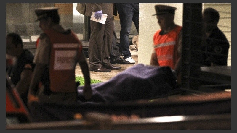 Prefectos retiran el cuerpo del edificio de Puerto Madero.