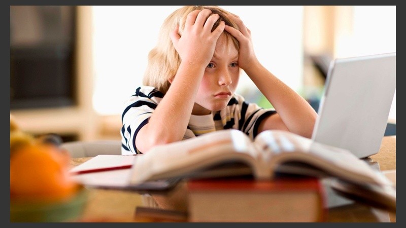 Estudiar alternando entre una materia y favorece la retención y facilita la comprensión de lo leído. 