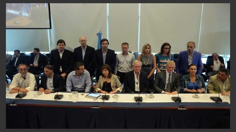 Legisladores de la oposición en la presentación del docuemento.