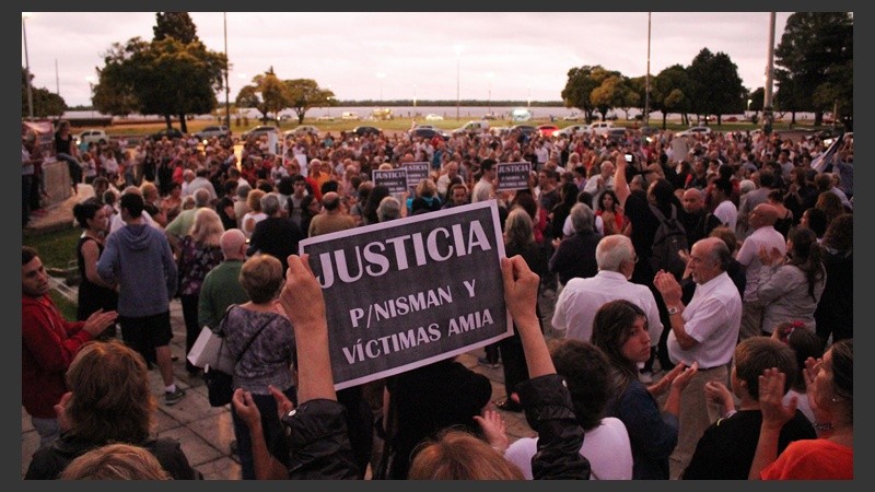 Los rosarinos se movilizaron para pedir justicia por la muerte del fiscal Alberto Nisman.