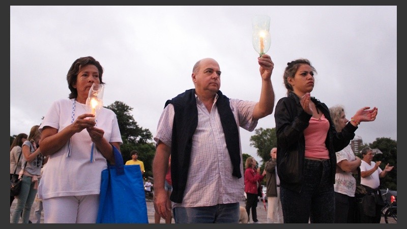 Una familia se manifiesta con velas en el Monumento.