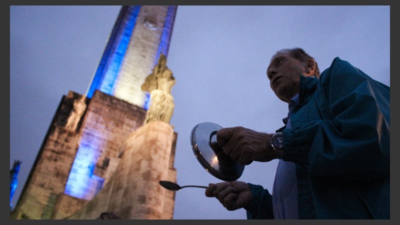 Un hombre golpea la tapa de una cacerola.