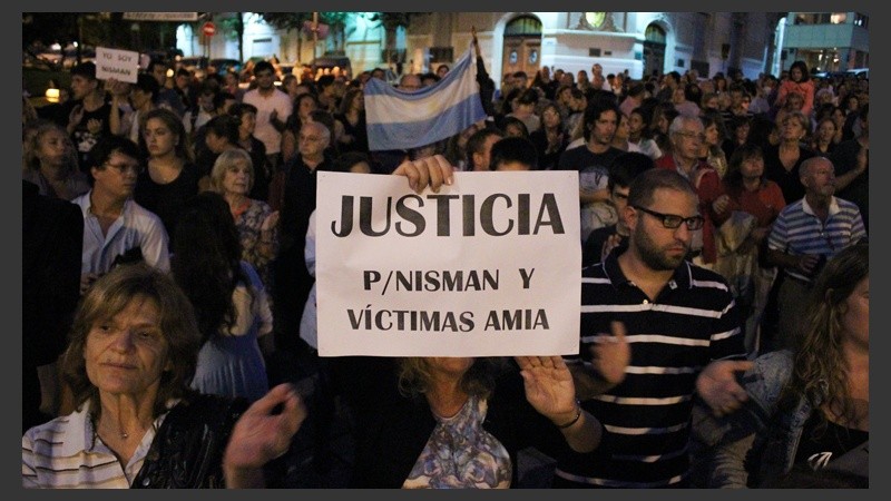 Mediante aplausos y cánticos, los rosarinos se expresaron pacíficamente.