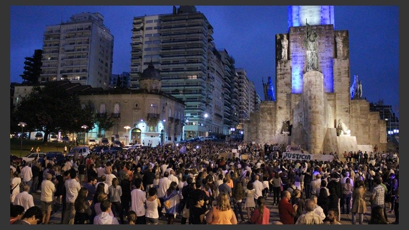 Una postal con la gente en plena marcha este lunes por la noche.