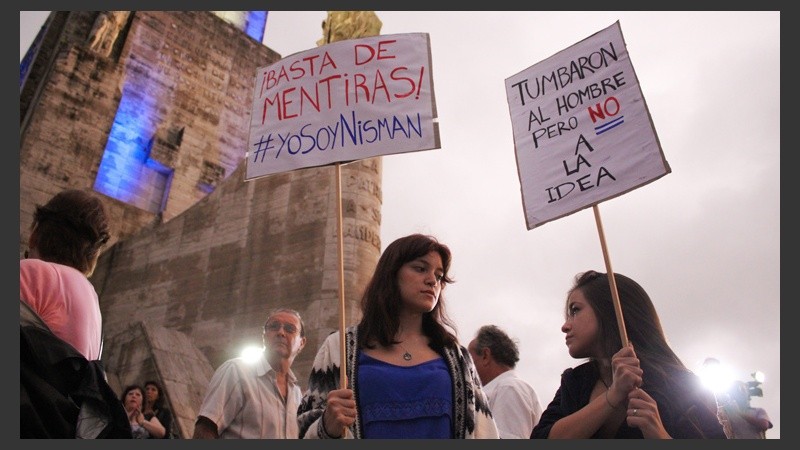Dos chicas expresan su indignación con carteles.