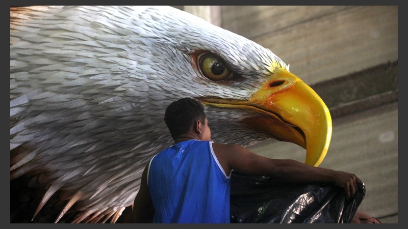 ¡Se viene el carnaval de Río! Enormes carrozas y miles de disfraces son preparados para el desfile.