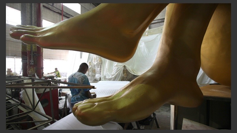 Un hombre trabaja en la producción para la Escuela de Samba Portela.