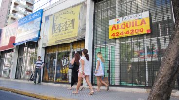 Comercios y viviendas desocupadas por falta de pago, una muestra de la crisis.