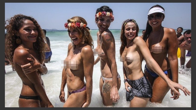 Las mujeres piden tomar el sol con los pechos al aire. 