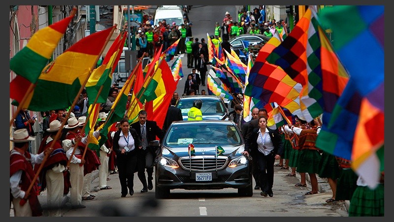 La llegada del vehículo de la presidenta de Brasil, Dilma Rousseff, a la ceremonia.