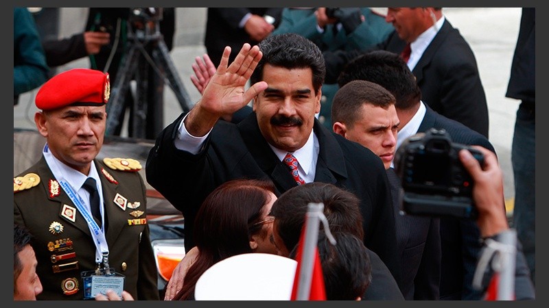 El presidente de Venezuela, Nicolás Maduro, saluda al ingresar al acto.