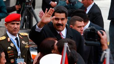 El presidente de Venezuela, Nicolás Maduro, saluda al ingresar al acto.