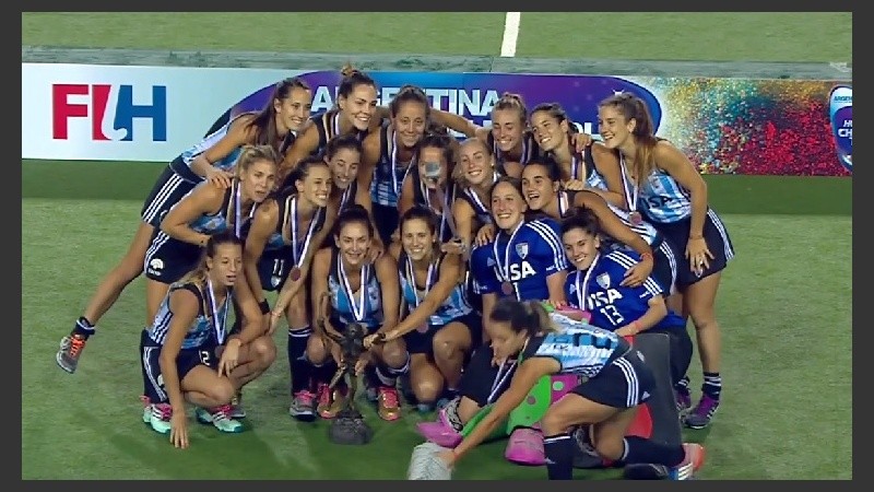 Todas las Leonas, con el trofeo en manos de la mejor.