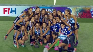 Todas las Leonas, con el trofeo en manos de la mejor.