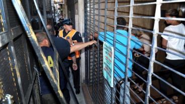 Arroyo Salgado sale tras declarar unas 8 horas en la Fiscalía.