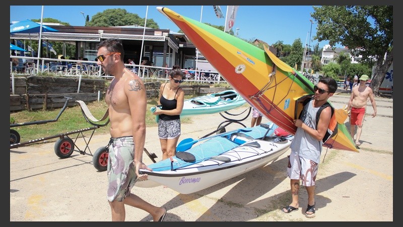 Desde temprano, los amantes del Kayak preparan la embarcación para navegar por el río.