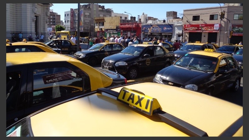 Los taxistas fueron al paro por la muerte de un compañero.
