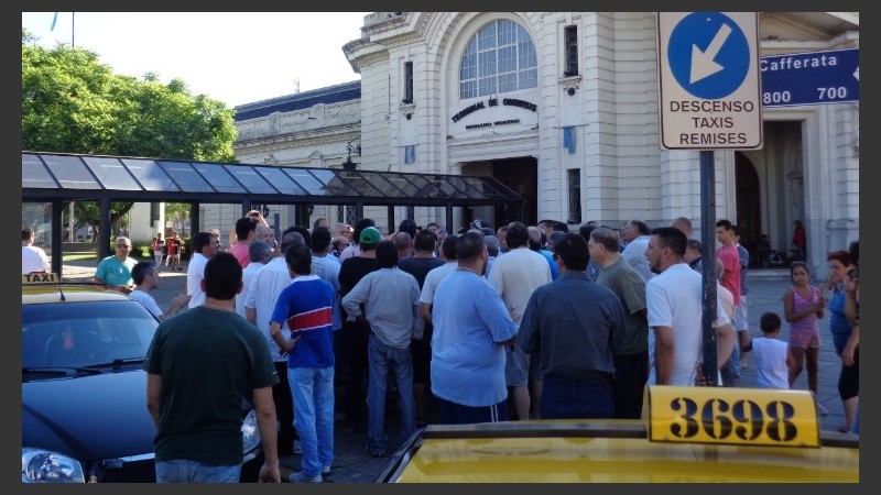 En la estación de ómnibus seguía la protesta de los trabajadores.
