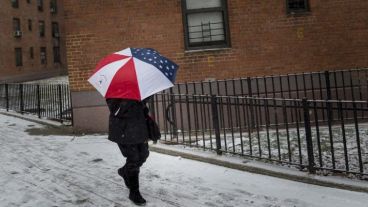 Una mujer pasea por el centro de Manhattan en plena tormenta de nieve