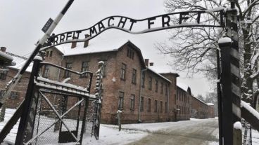 La inscripción "El trabajo los hará libres" se lee en la verja principal del campo de concentración alemán nazi Auschwitz