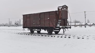 Un vagón de tren está cubierto de nieve ante el campo de concentración alemán nazi Auschwitz
