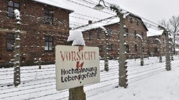 Un cartel prohíbe el paso ante la torre de vigilancia del campo de concentración