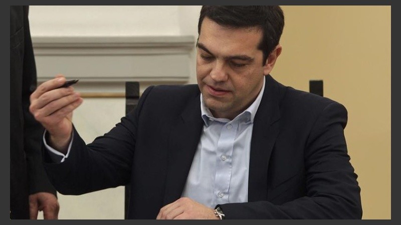 El flamante primer ministro griego asumió su cargo.