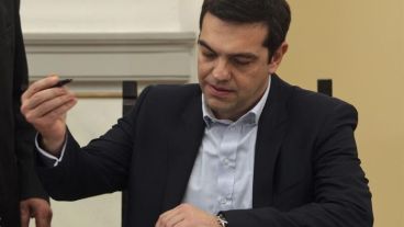 El flamante primer ministro griego asumió su cargo.