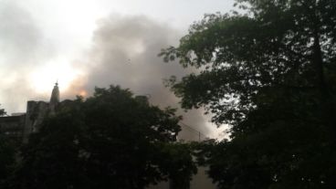 Las columnas de humo se veían en varias manzanas a la redonda.