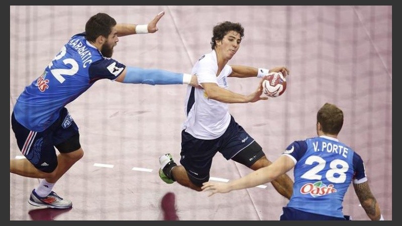 El jugador de la selección argentina Diego Simonet (c) en acción durante el partido de octavos de final del Mundial de Handball de Qatar 