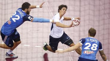 El jugador de la selección argentina Diego Simonet (c) en acción durante el partido de octavos de final del Mundial de Handball de Qatar