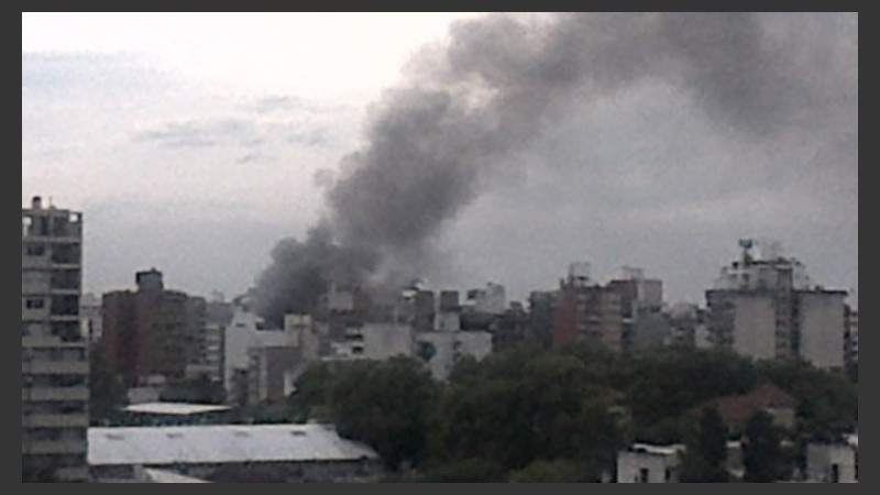 Las columnas de humo se veían en varias manzanas a la redonda.