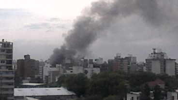 Las columnas de humo se veían en varias manzanas a la redonda.