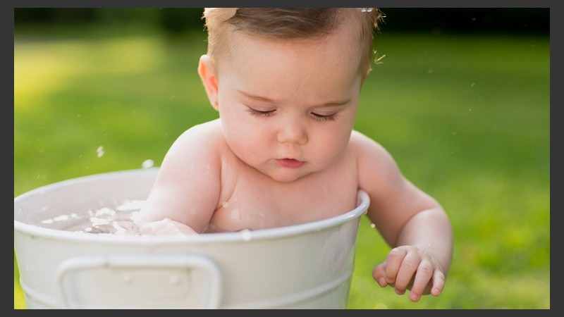 Bañar y mojar los bebés con frecuencia y evitar que se expongan al sol.